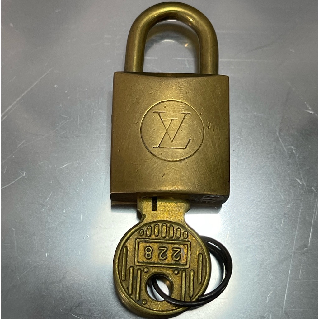 Auth Lv Lock And Key- This Is The 200 Series Vintage #228